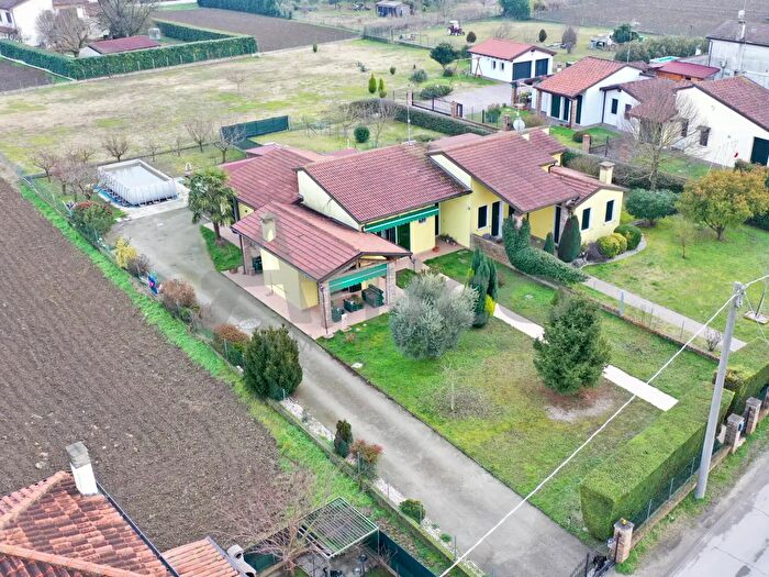 Casa con 6 locali in vendita in Via Volturno Ro, Rovigo