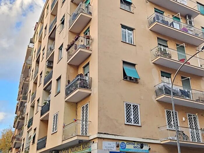 Appartamento quadrilocale in affitto in Via Val Trompia, Roma