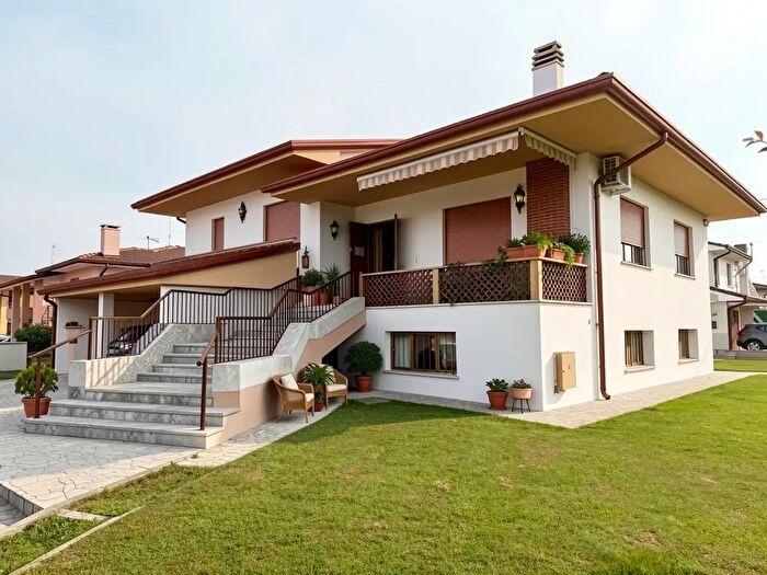Casa con 6 locali in vendita in Vicolo Castello, Trevignano