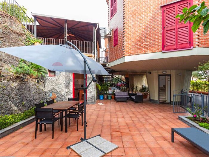 Appartamento trilocale in affitto in Via XXI Aprile, Centro, Aci Castello