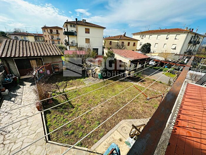 Appartamento con 6 locali in vendita in Via Mameli, Reggello