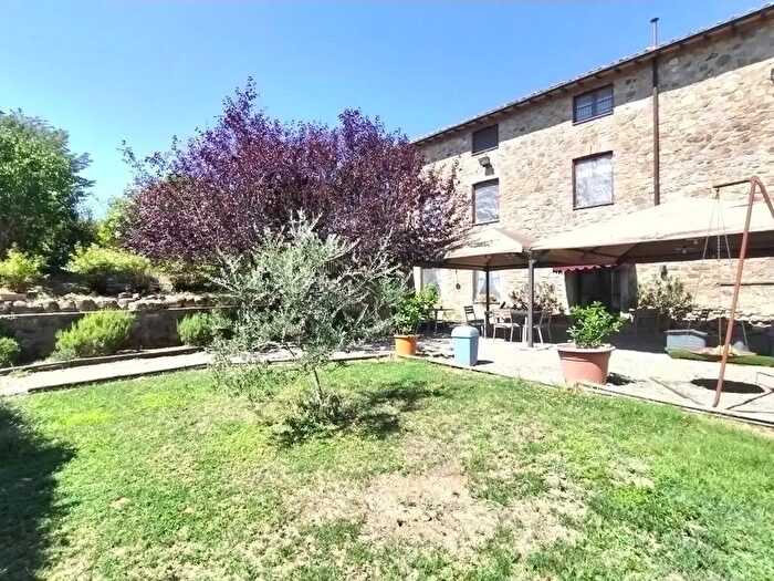 Casa con 15 locali in vendita in Via della Croce, Radicofani