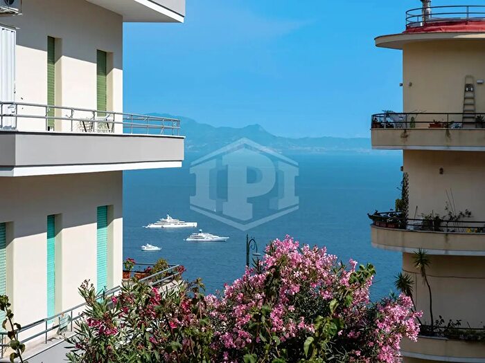 Appartamento con 7 locali in vendita in Via Aniello Falcone, Napoli