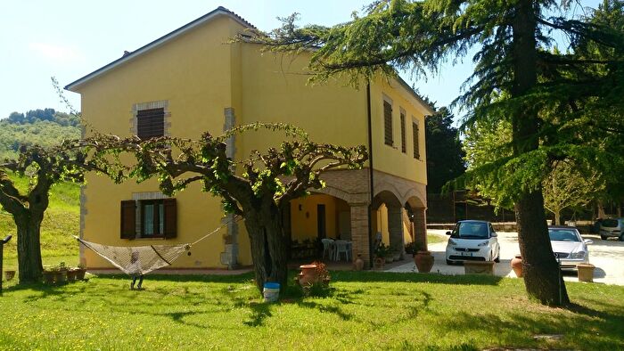 Casa con 12 locali in vendita in Vocabolo Palombaro, Todi