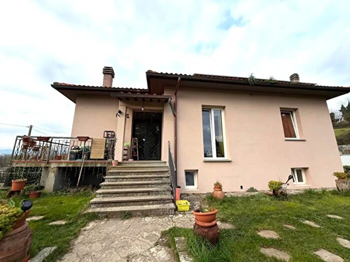 Casa con 8 locali in vendita in Via di Ponte a Vicchio, Vicchio
