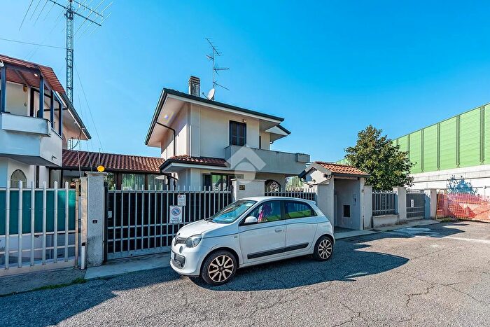 Casa quadrilocale in vendita in Via Valtellina, Lainate