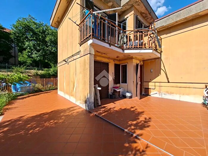 Appartamento quadrilocale in vendita in Via Generale Francesco Strata, Savignone