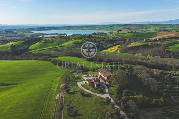 Casa con 6 locali in vendita in Castiglione Del Lago