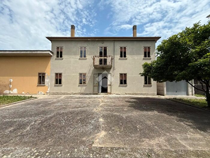 Casa quadrilocale in vendita in Via Volturno, Rovigo