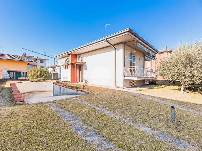 Casa con 6 locali in vendita in Via del Concilio, Sommacampagna