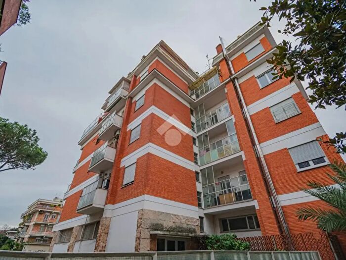 Appartamento trilocale in vendita in Via dei Granatieri, Roma