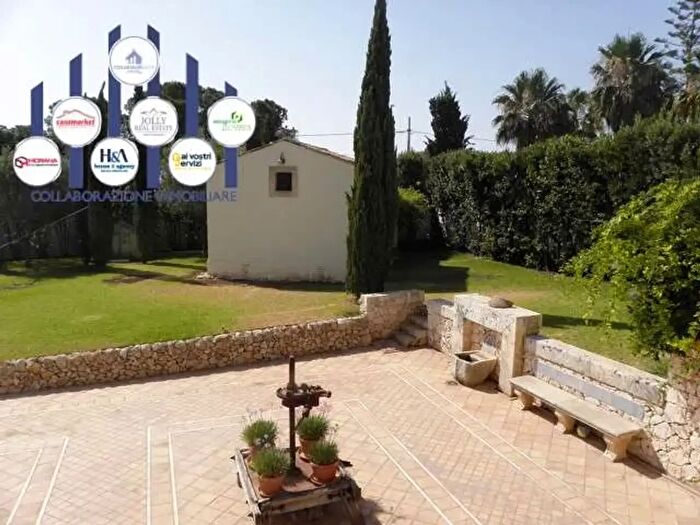 Casa con 14 locali in vendita in Siracusa