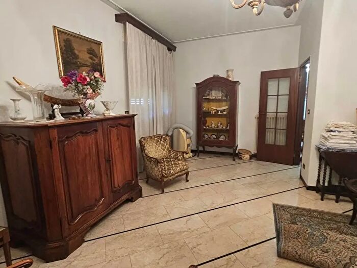 Appartamento con 9 locali in vendita in Viareggio