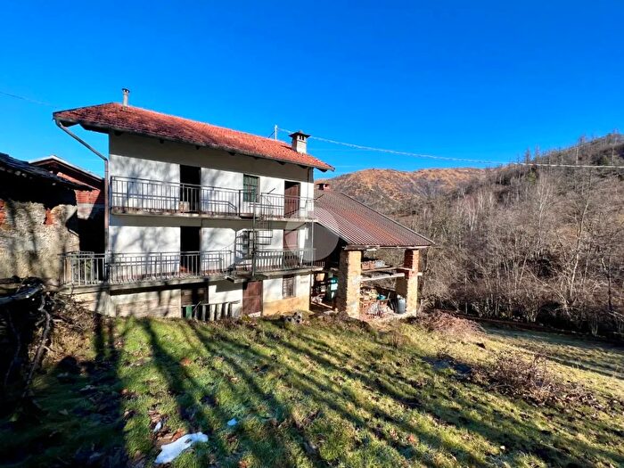 Casa quadrilocale in vendita in Frazione Crotti Snc, Viu