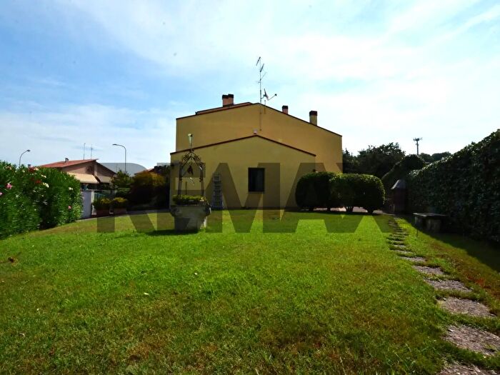 Casa con 6 locali in vendita in Castelnuovo Del Garda