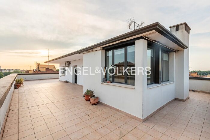 Appartamento trilocale in vendita in Via Emilia Ponente, Bologna