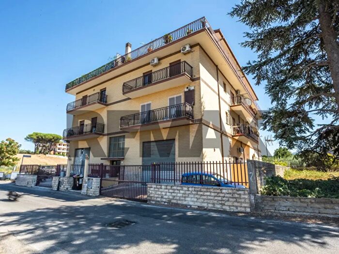 Appartamento quadrilocale in vendita in Via Castelvetrano, Roma