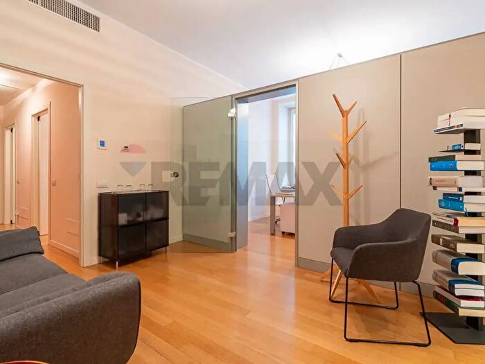 Appartamento trilocale in vendita in Via Poma, Milano