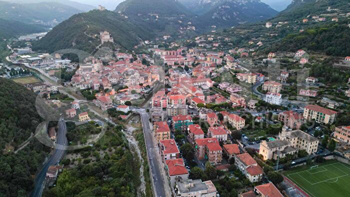 Appartamento trilocale in vendita in Via Bolognani, Finale Ligure