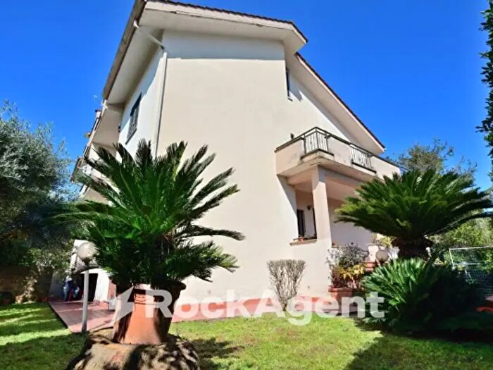 Casa con 6 locali in vendita in Via del Colle, Aprilia