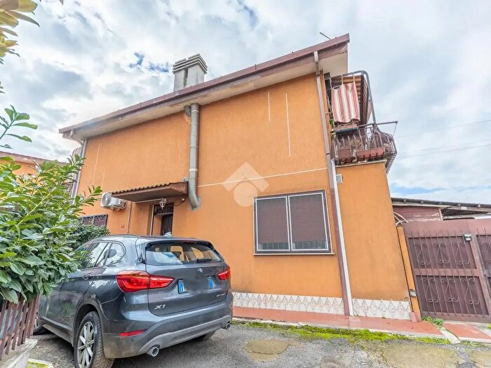 Appartamento quadrilocale in vendita in Via Roccabernarda, Roma