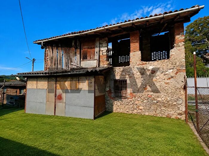 Casa trilocale in vendita in Via Verdi, Cittiglio