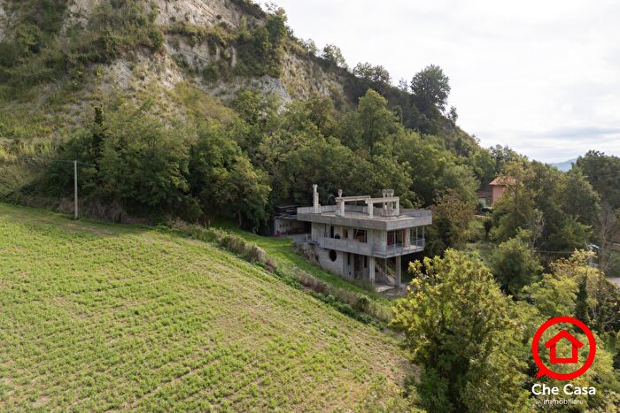Casa quadrilocale in vendita in Via Diolaguardia, Roncofreddo