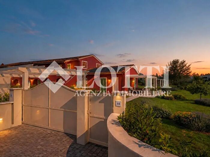 Casa con 6 locali in vendita in Ia Circonvallazione, Calcinaia