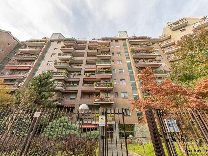 Appartamento quadrilocale in affitto in Via Achille Maiocchi, Morgagni, Milano