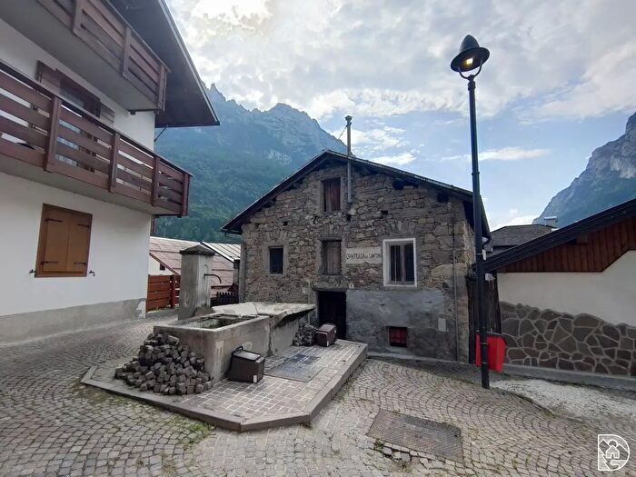 Appartamento con 5 locali in vendita in Piazza Piccola, Cencenighe Agordino