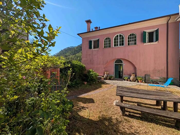 Casa con 9 locali in vendita in Borghetto Di Vara