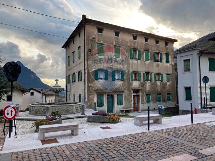 Appartamento con 5 locali in vendita in Piazza della Fontana, Longarone