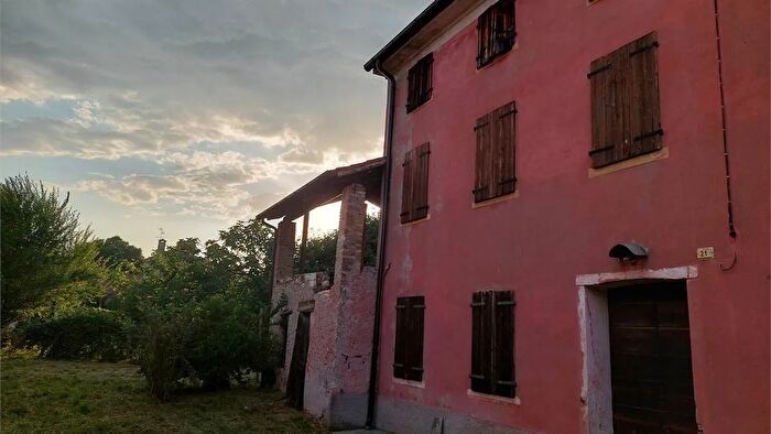 Casa con 8 locali in vendita in Valdobbiadene Bigolino Via San Rocco, Montebelluna