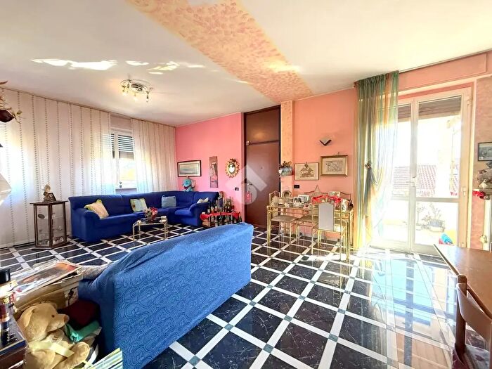 Appartamento trilocale in vendita in Via Luigi Zari, Caronno Pertusella