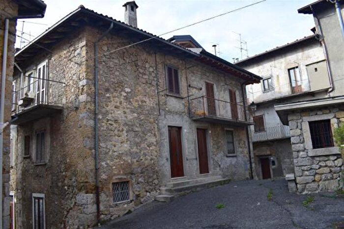 Appartamento trilocale in vendita in Via Gerolamo Tiraboschi, Serina