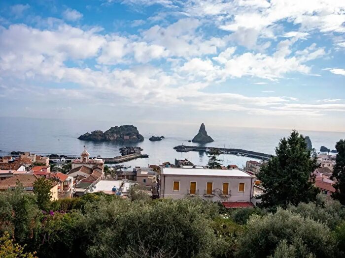 Appartamento trilocale in vendita in Via Litteri, Aci Castello