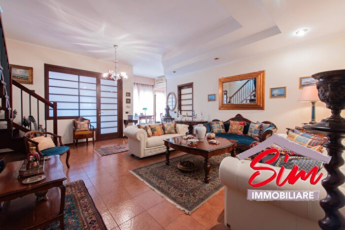 Appartamento con 6 locali in vendita in Via Agogna, Novara