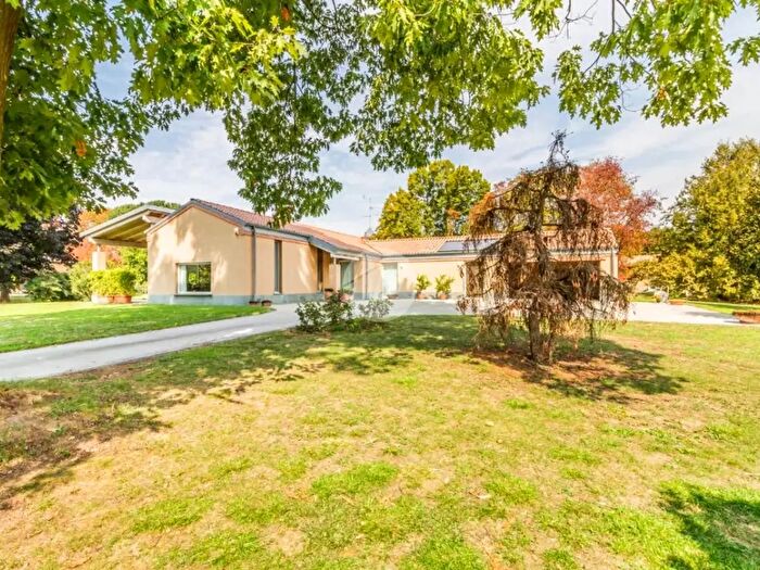 Casa quadrilocale in vendita in Via Miglio, Marcallo Con Casone