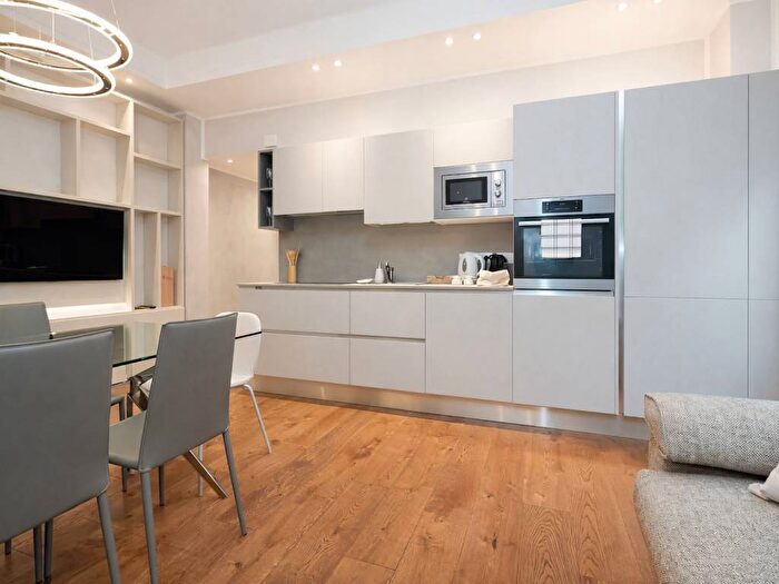 Appartamento trilocale in affitto in Via Lazzaro Papi, Porta Romana Medaglie dOro, Milano