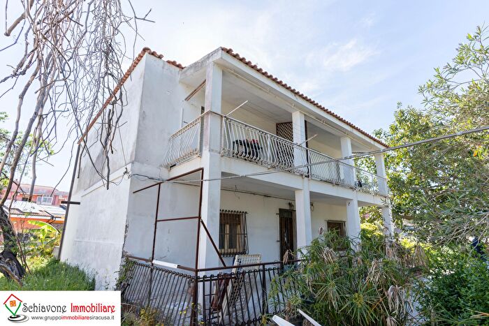 Casa con 9 locali in vendita in Siracusa