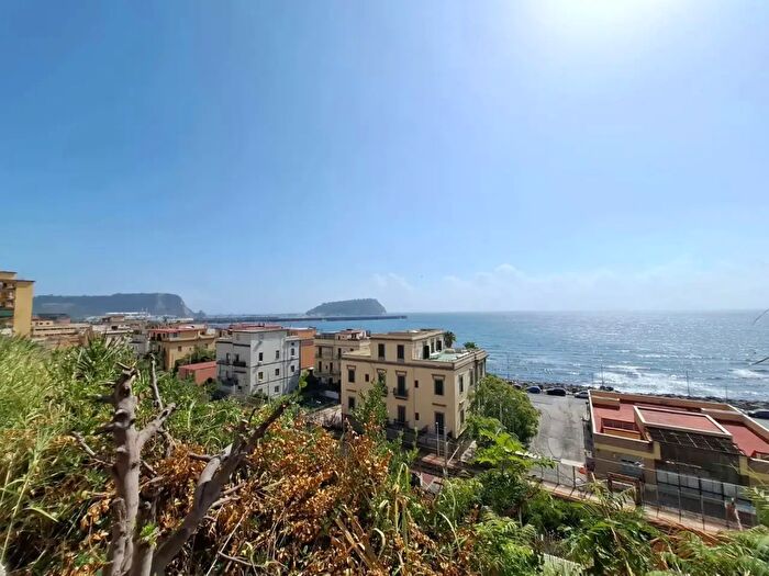 Appartamento trilocale in affitto in Via Boezio, Napoli