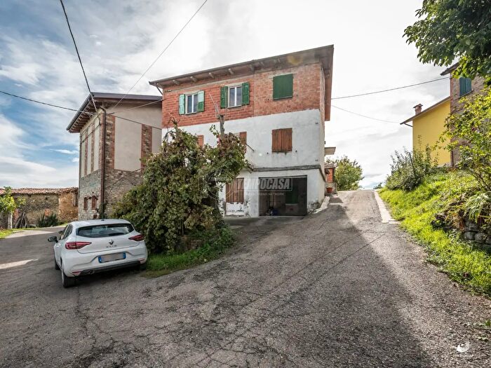Casa con 5 locali in vendita in Via Casino, Baiso