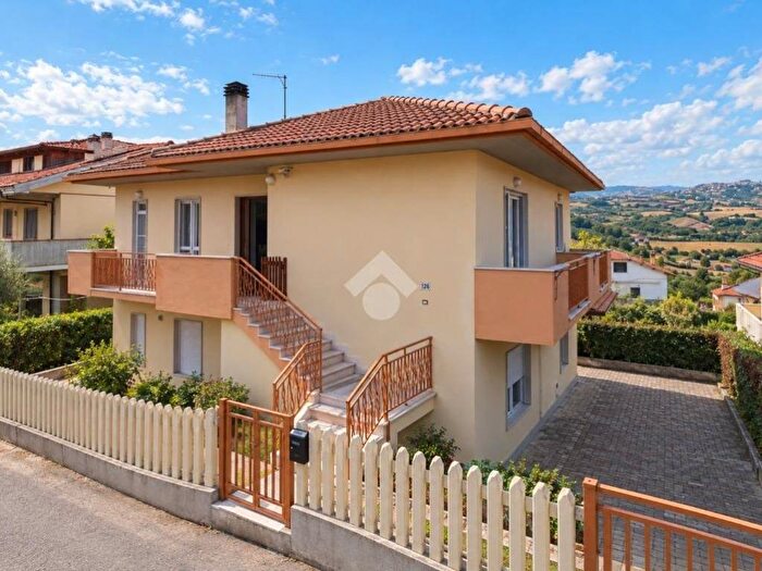 Casa trilocale in vendita in Via Pignatara, Centro, Cappelle sul Tavo