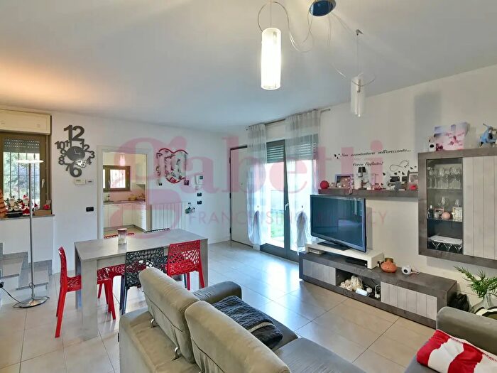 Casa quadrilocale in vendita in Via Padova, Cantu