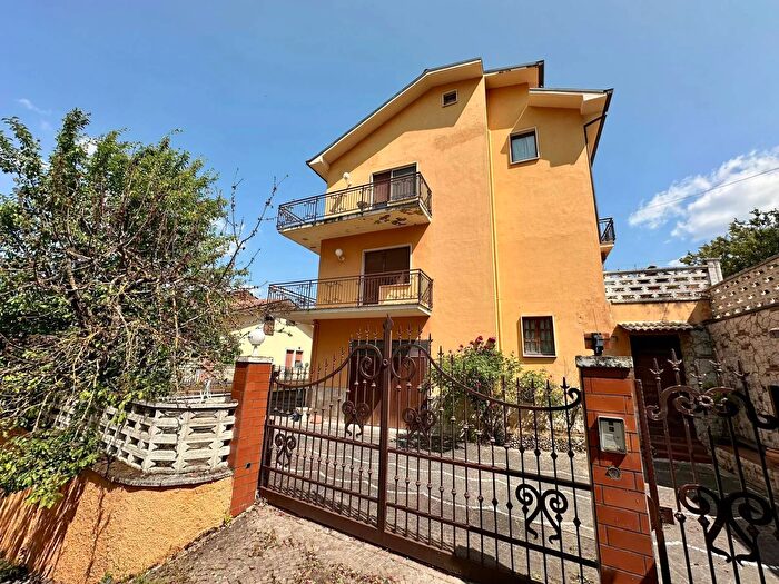 Casa con 5 locali in vendita in Via degli Orti, LAquila