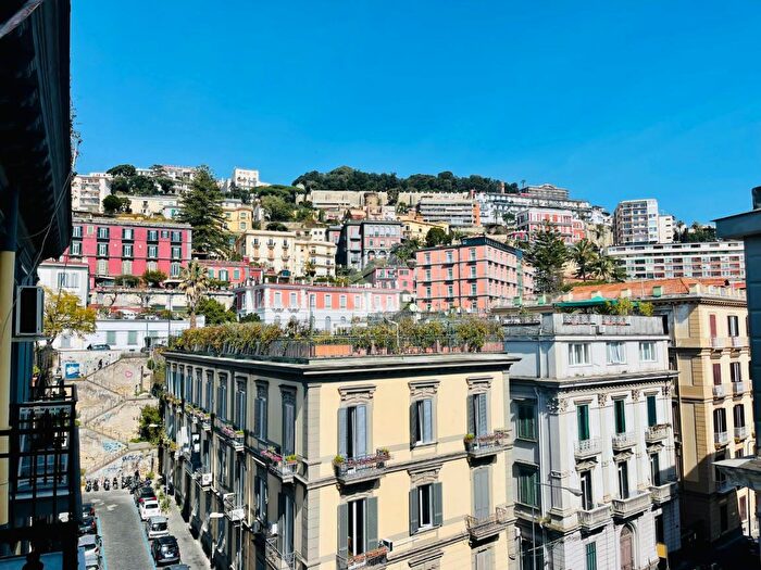 Appartamento trilocale in vendita in Via Francesco Crispi, Napoli