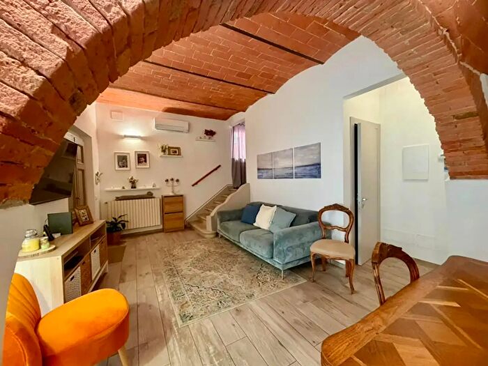 Casa con 5 locali in vendita in Terricciola