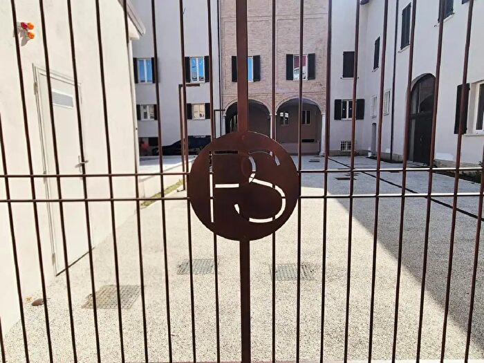 Appartamento con 5 locali in vendita in Via Petrucci, Pesaro