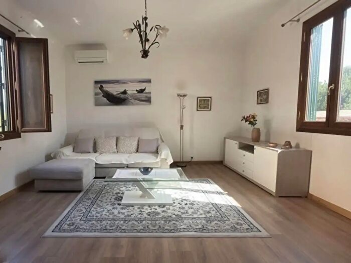 Casa con 8 locali in vendita in Lucca