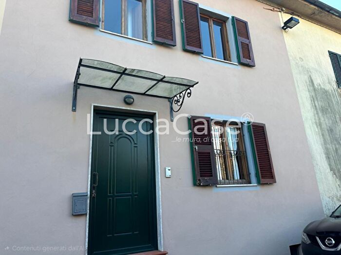 Casa con 6 locali in vendita in di Nozzano, Lucca